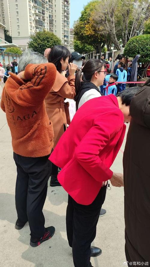 工业园育儿互助社家长集体接娃合影