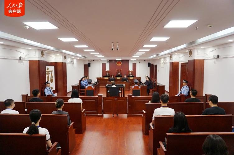 当事人自己准备庭审证据材料混乱的桌面