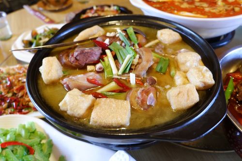 湖北南漳薛坪镇农家乐腊猪脚炖橡子豆腐