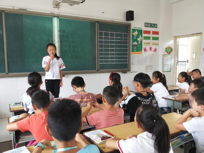 中小学教室讲台前冷静站着的学生