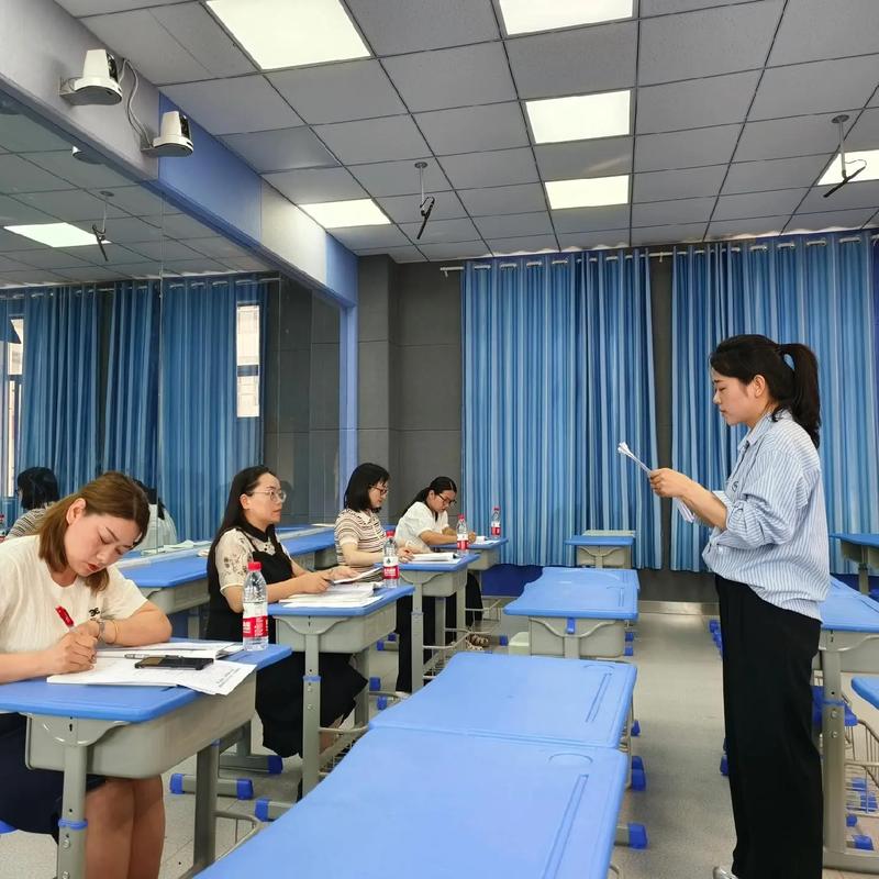 形式主义教研活动现场 老师在表演 学生呆板