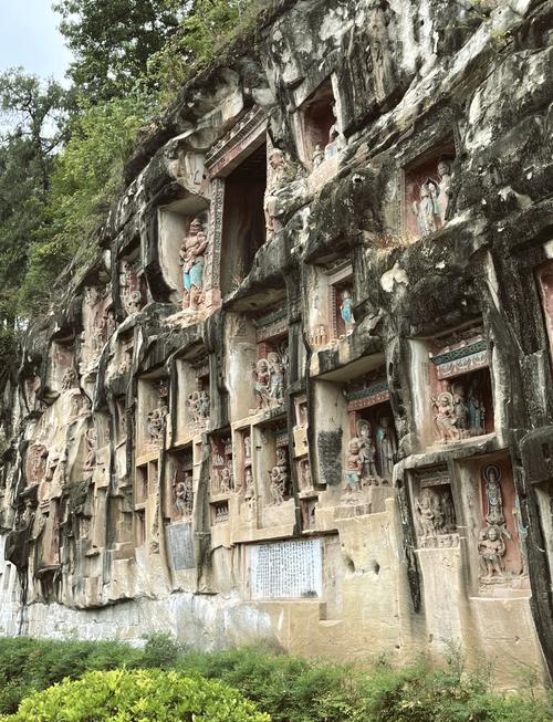 南漳东巩峡口摩崖造像岩壁实拍