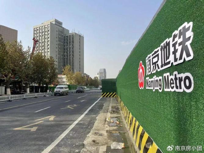 南京地铁在建线路工地围挡实拍