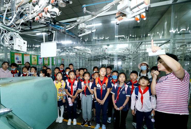 家长陪同孩子参观智能工厂研学活动