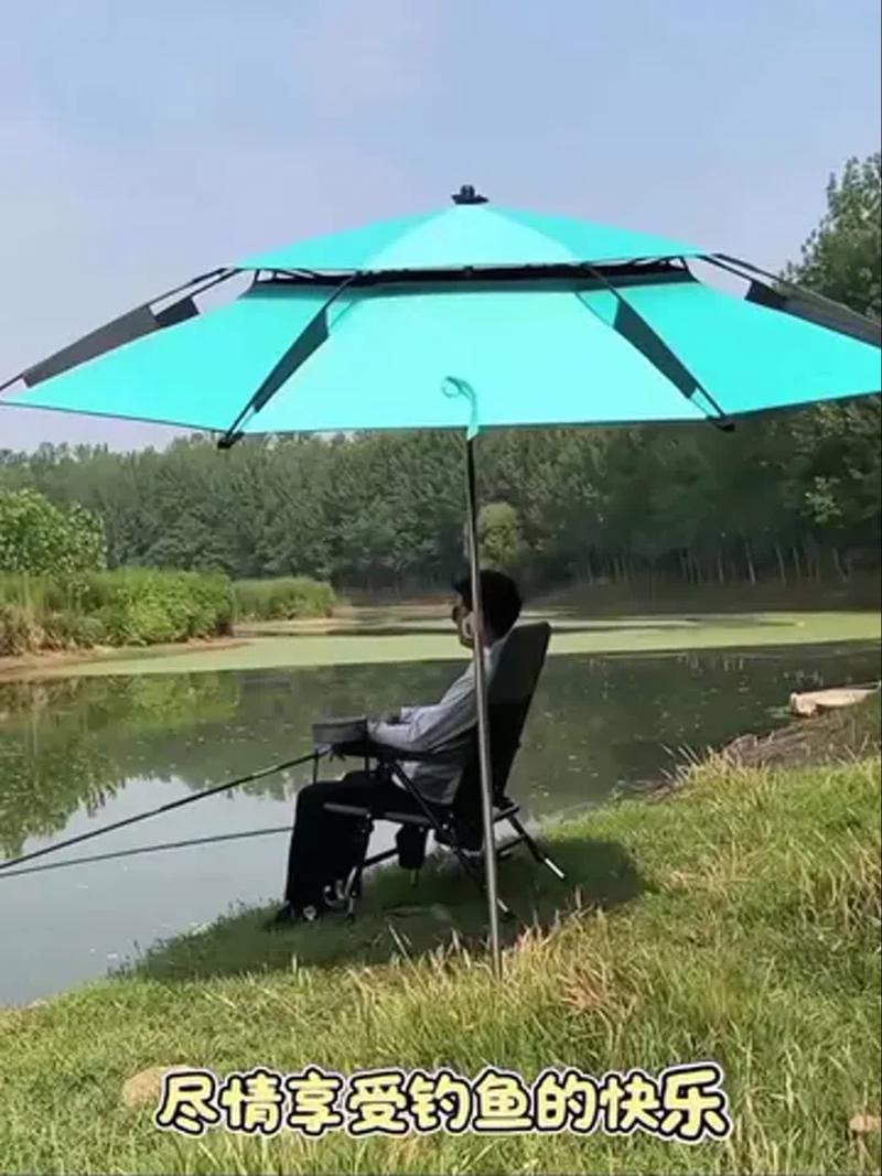 钓鱼人河边的防晒装备真实摆放场景