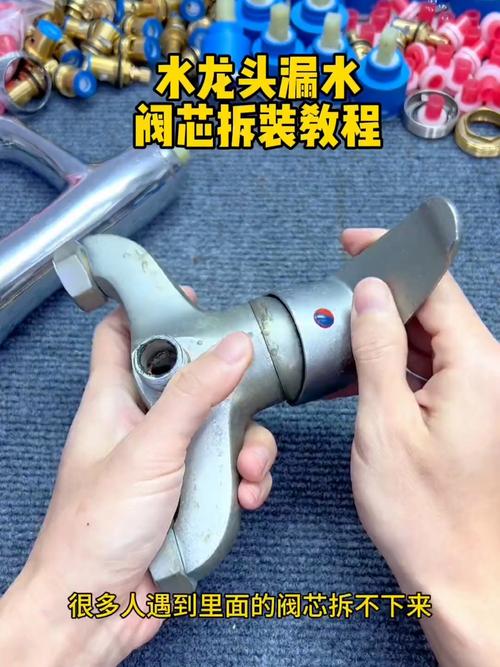 修理水龙头拆开的阀芯和五金工具