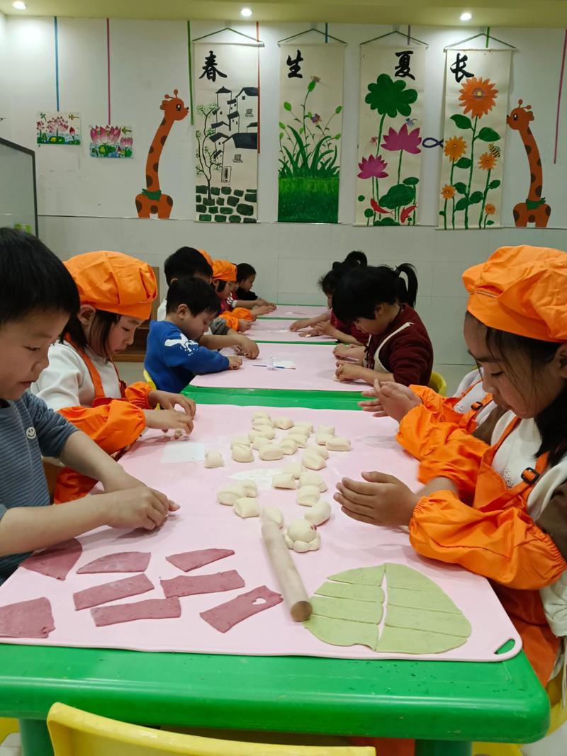 儿童食育亲子一起触摸蔬菜认识食材场景