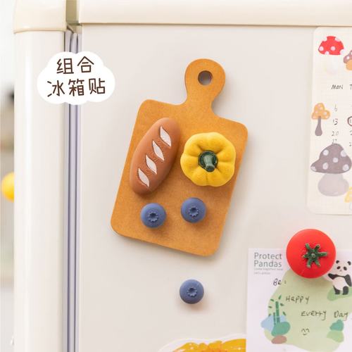 小朋友在白色冰箱门上贴彩色便签纸