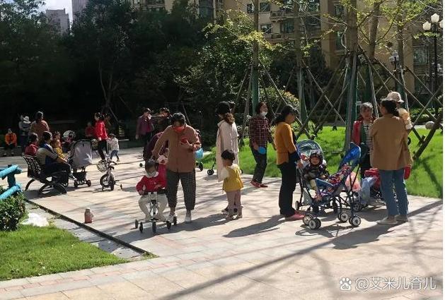 工业区家属院公园宝妈带娃聊天场景