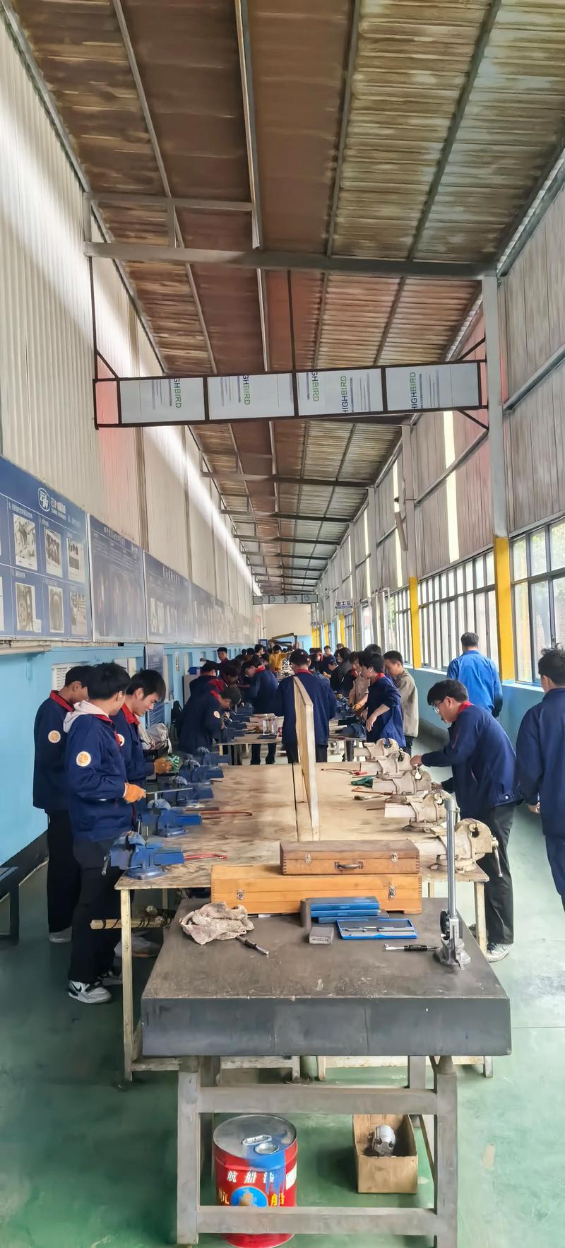职业教育工厂实训车间学生手工打磨零件
