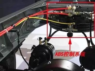 车主原地踩刹车检查ABS旁通阀方法示意图