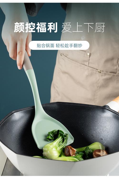 硅胶锅铲搭配不粘锅炒菜场景