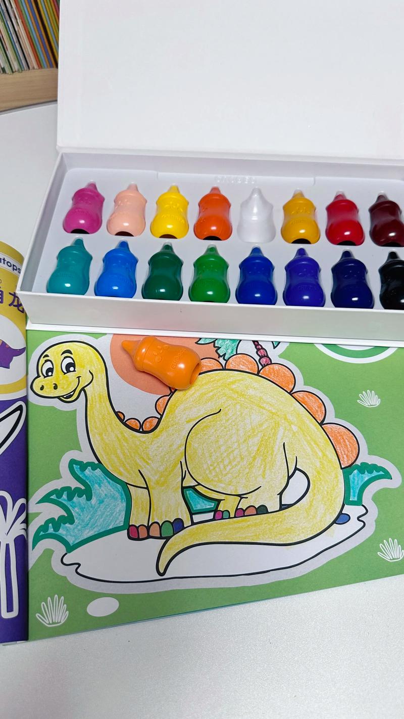 幼儿在绘画敏感期用蜡笔在纸上涂鸦的场景,小手和鲜艳颜色
