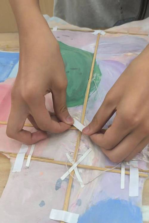 手工制作风筝竹条烤弯过程