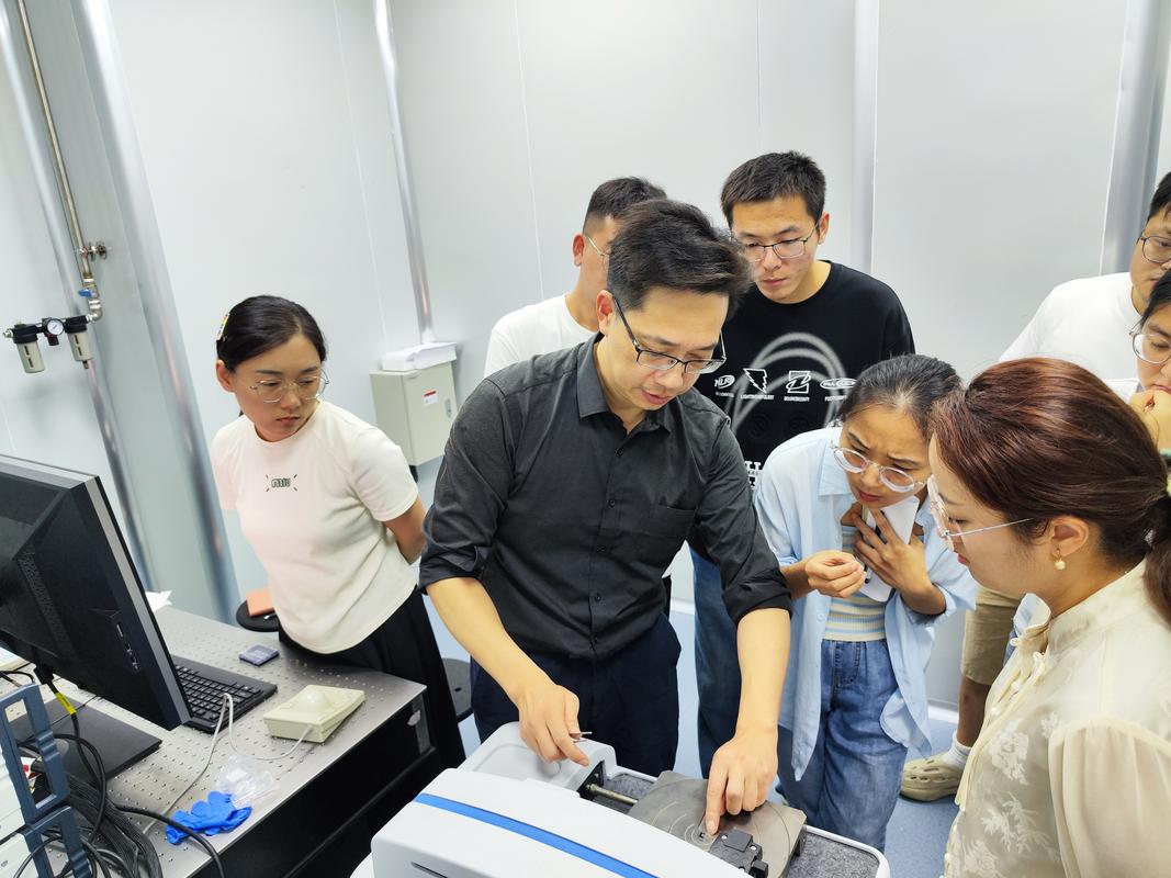 技术转移专员在实验室与工程师讨论产品化方案