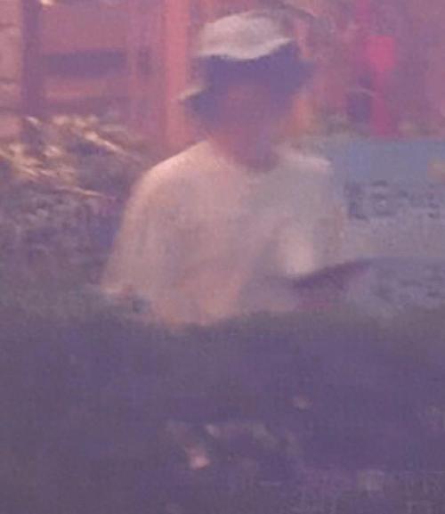 娱乐狗仔蹲守明星小区门口实拍