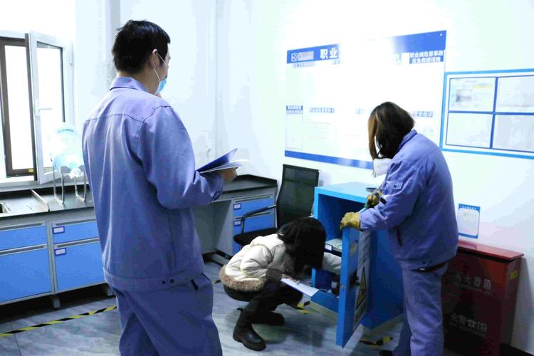工业车间管理者日常巡检工作场景图