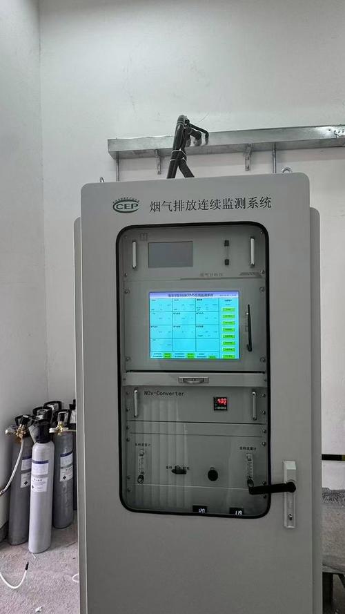 工业车间碳排放监测传感器安装实拍