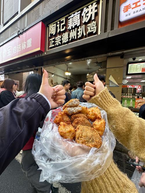 南京科巷两家相邻藕饼店红底白字招牌对比实拍