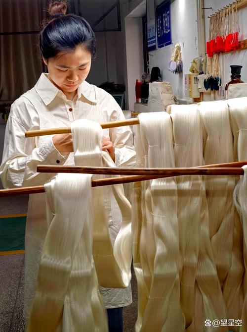 手工蕾丝婚纱制作过程特写老工匠正在缝制