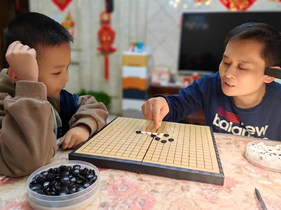 父子下飞行棋儿子微笑输了场景