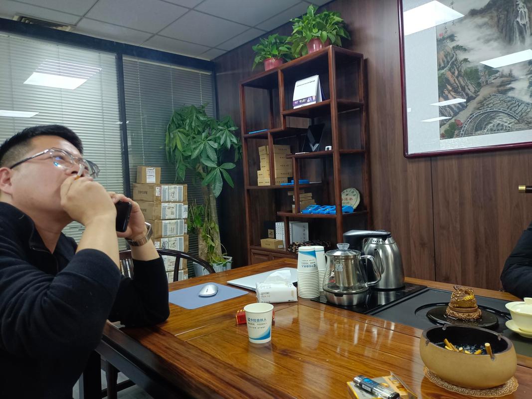 企业一线主管和基层员工茶水间私下沟通场景
