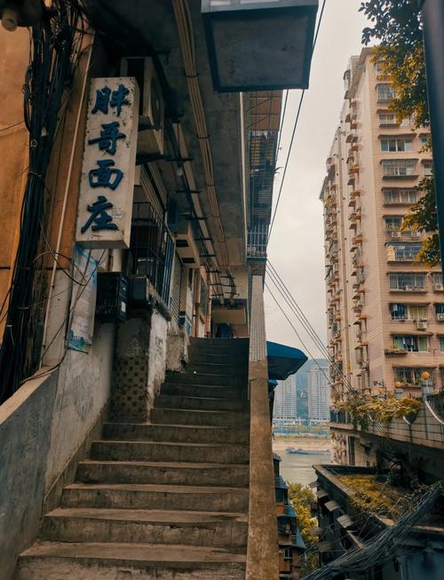 重庆白象居无梯楼道入口老青石板墙