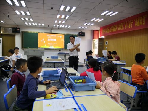 中国小学创客教师与学生共同学习