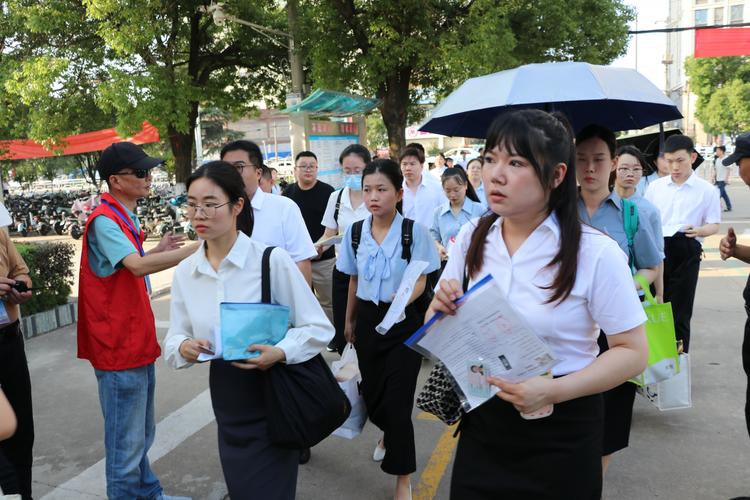 国企招聘面试场景,考生穿正装答题