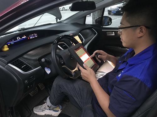汽车车主车内自检数据流动作实拍