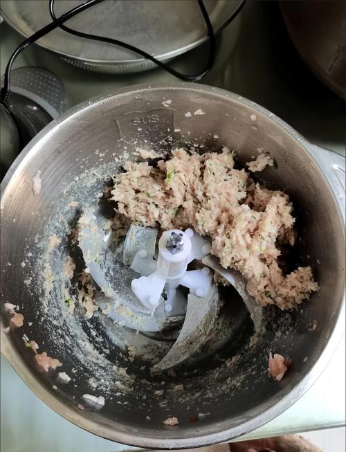 妈妈使用辅食机清洗零件的崩溃现场