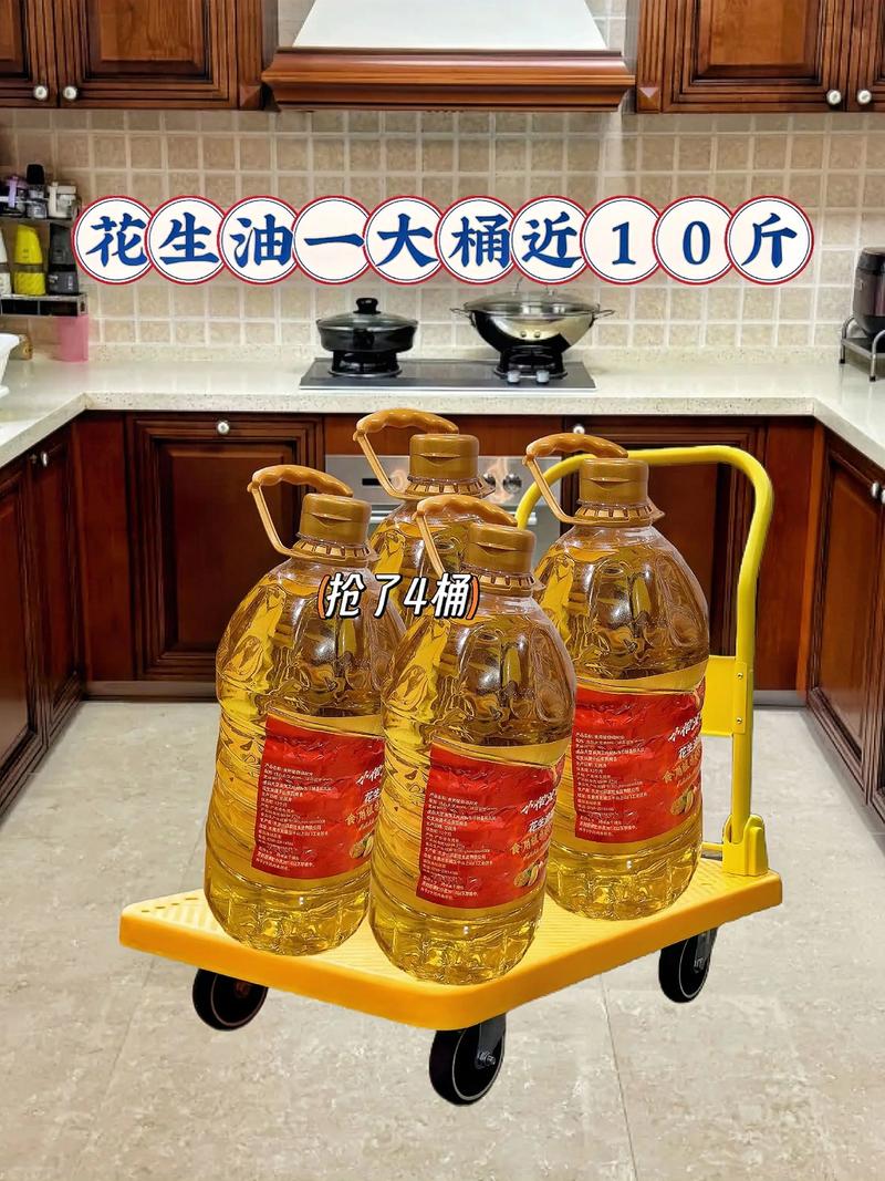 厨房灶台边摆放桶装食用油实拍