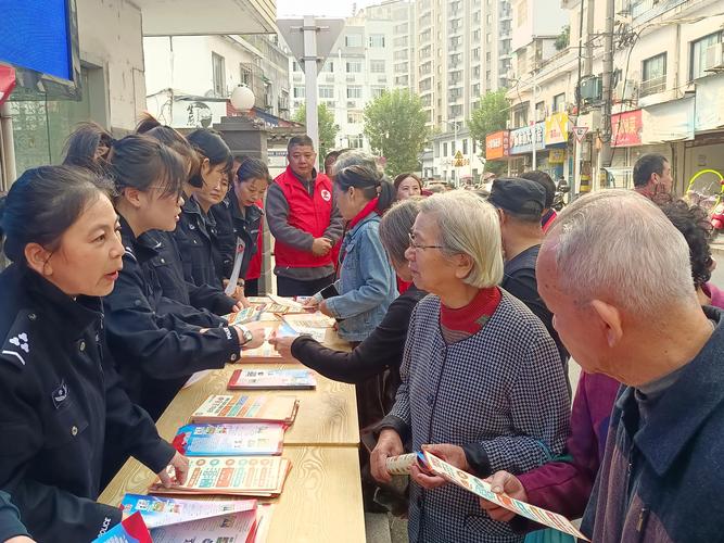 市民拨打96110咨询电信诈骗防范现场照
