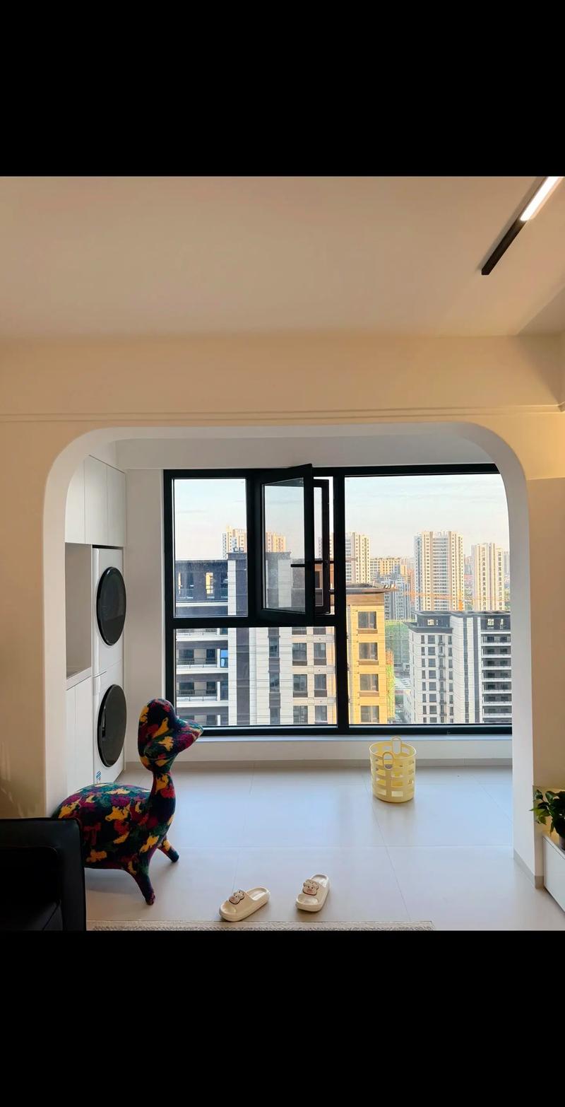 小户型奶油色弧形门洞效果