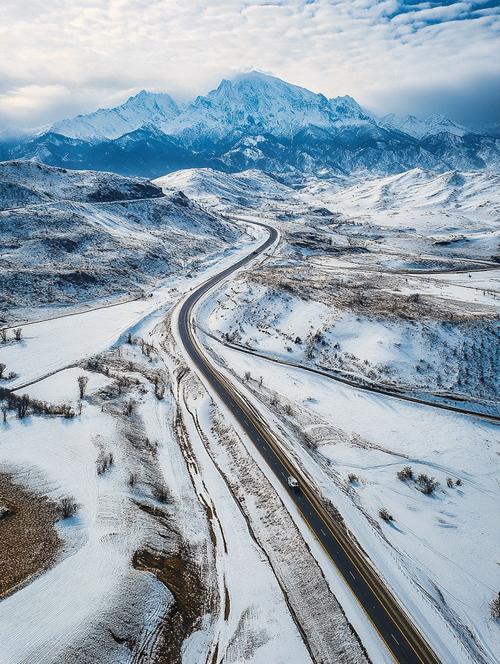 独库公路清晨雪山弯道