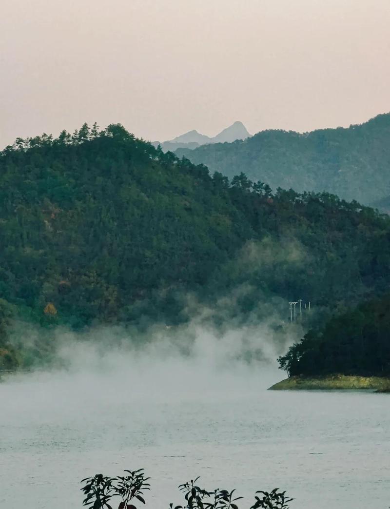 杭州千岛湖清晨湖面雾气岛景