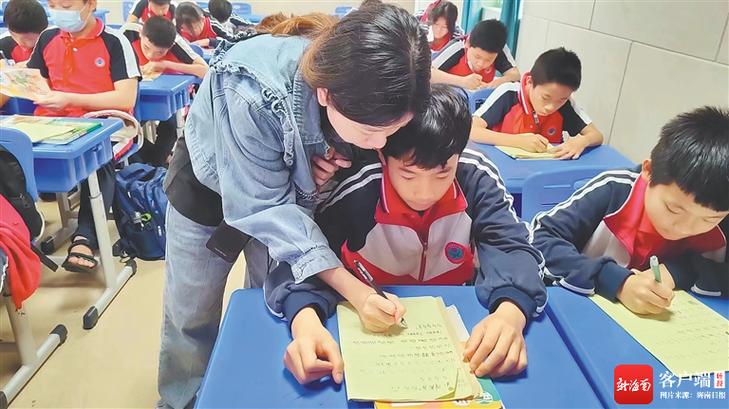 学校教室里老师在课后服务时间看管学生写作业