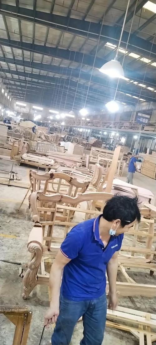 泰国本土家居木材加工厂生产车间