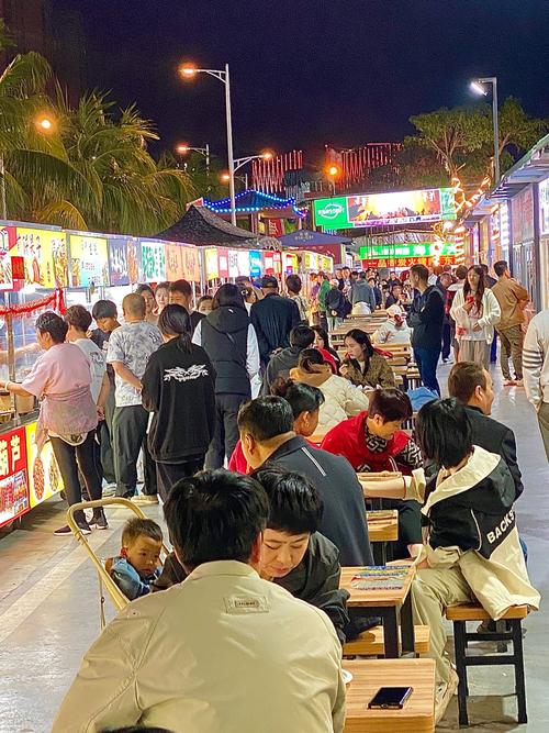 三亚湾夜市热闹场景