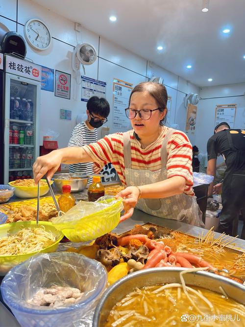 南京小吃店老板手机拍抖音现场