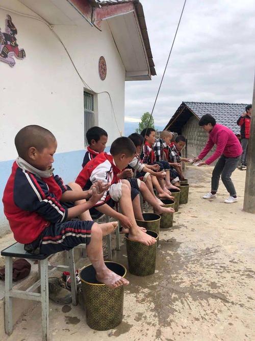 凉山彝族地区小学生参与农技实践课