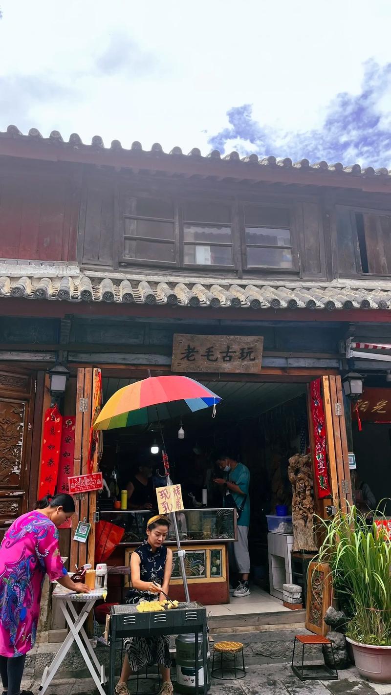 喜洲巷口照壁下雨天烤乳扇炭炉摊