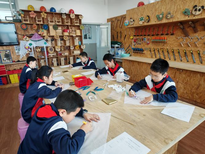 小学生在教室开展项目式学习手工制作场景