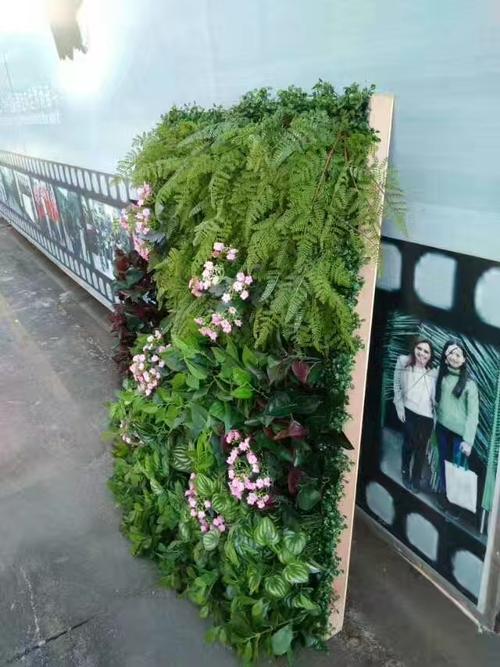 安装仿真绿植墙工人固定底板步骤