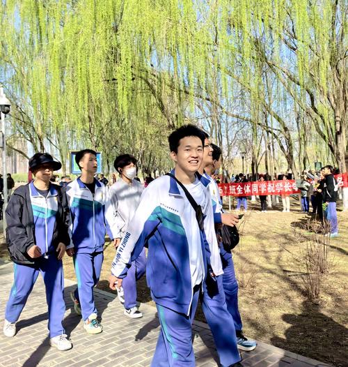 高考备考学生操场散步休息实拍