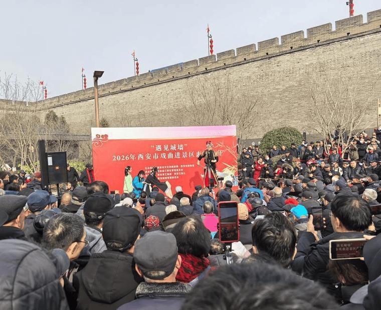 西安安定门城墙根唱秦腔的老人群像