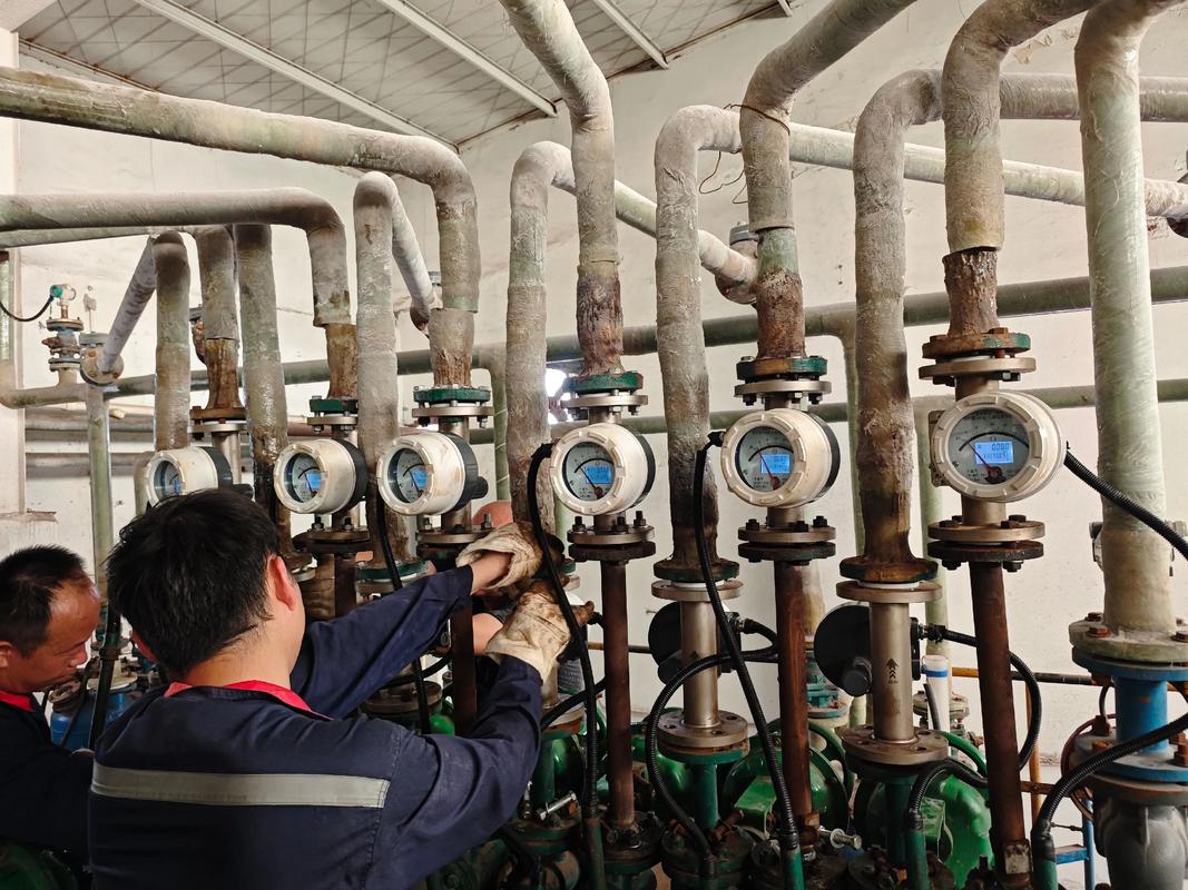 化工管道安装的压力工业仪表实物图