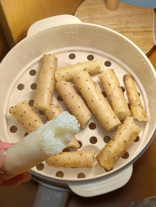 家庭厨房笼屉蒸带皮新鲜山药实景图