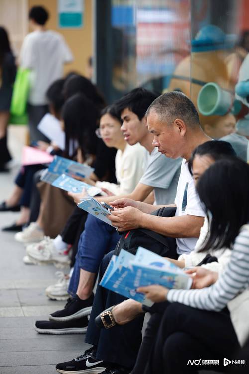广州某人才市场招聘会现场求职者排队