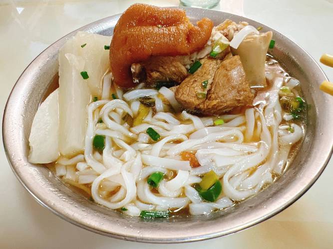 猪脚粉特写，浓汤和脱骨猪脚